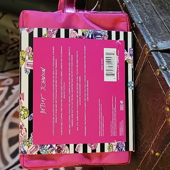 Betsy Johnson Travel Collection NWT - Picture 3 of 4